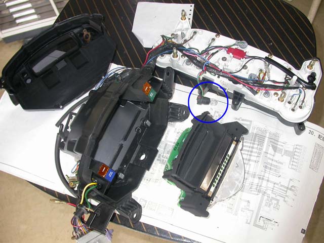 青丸がバックライト用電球（８Ｗ）