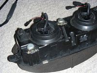 左下は左右、右上は上下調整用ネジ