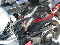 マフラー下にメイン系ＨＬＣ（ヘッドライトコントローラ）