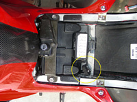 黄丸がライトスイッチ。バッテリー周りはシンプル